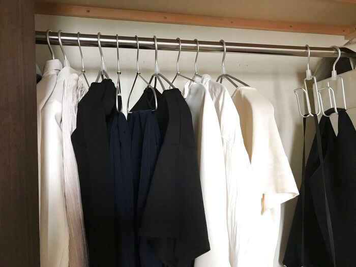 見渡せるからわかりやすい!洋服を選びやすいクローゼットの作り方。
