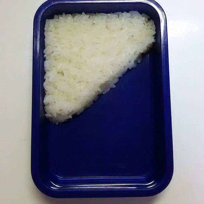 ①お弁当箱にご飯を詰める