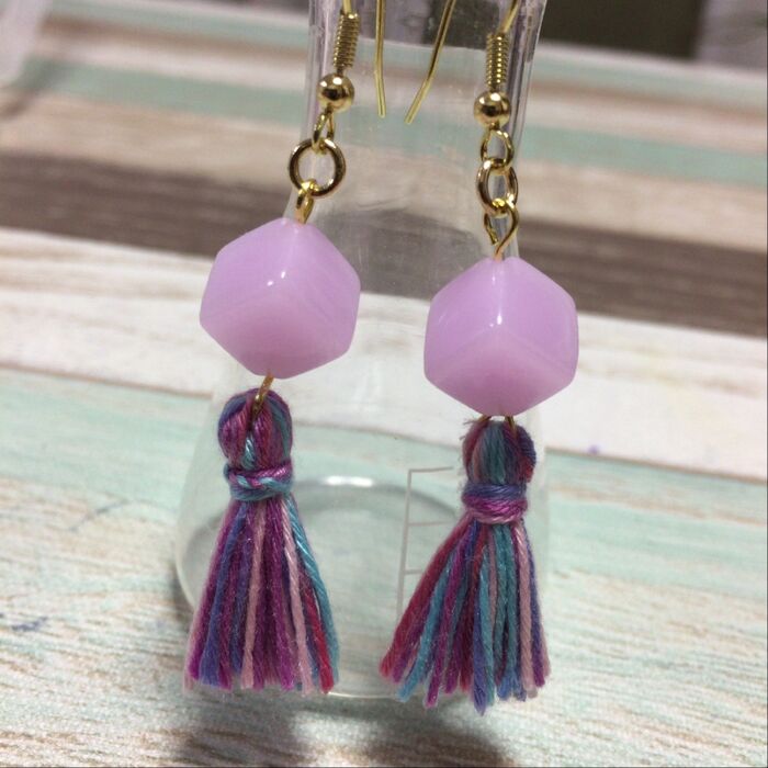 100均素材で☆刺繍糸タッセル&キューブビーズピアス