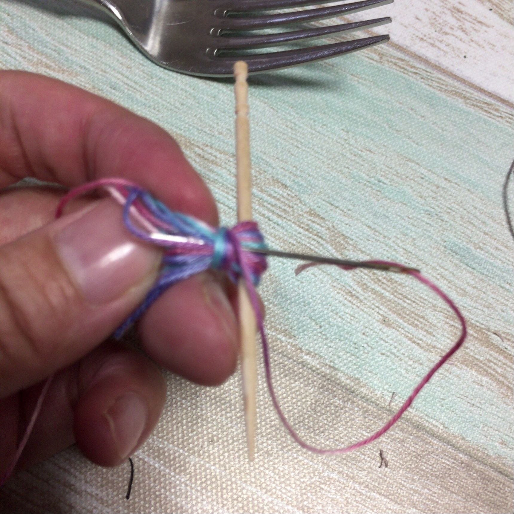 結んだら糸端は束の中に