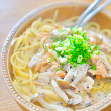 鮭缶と豆乳を混ぜて煮るだけ簡単「鮭&しめじの秋の豆乳スープパスタ」