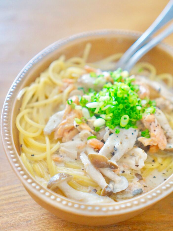 鮭缶と豆乳を混ぜて煮るだけ簡単「鮭＆しめじの秋の豆乳スープパスタ」