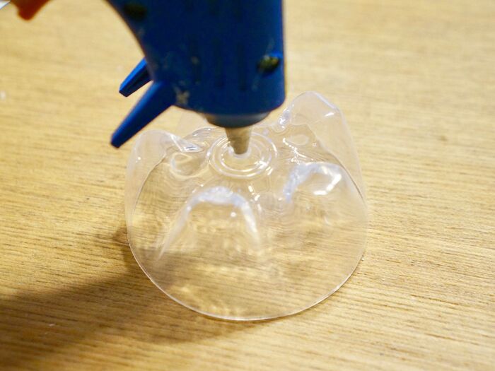 固い底部分にはグルーガンを使うと便利!