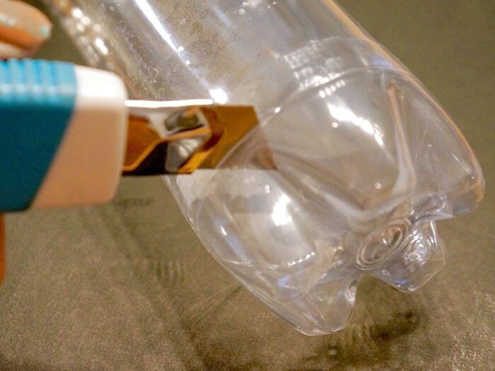 カッターナイフで底部分に切り目を入れる