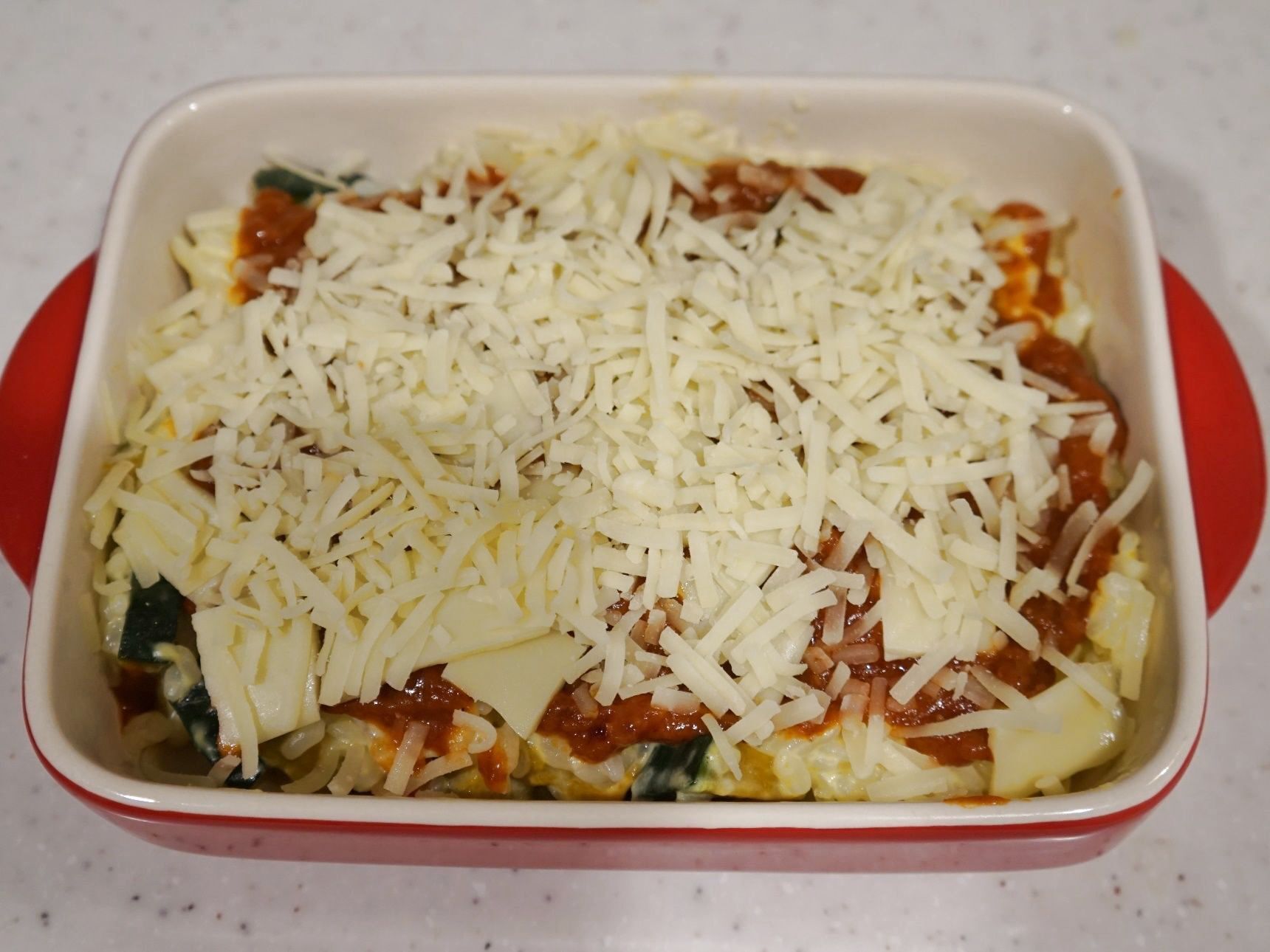 チーズをふって焼きます。