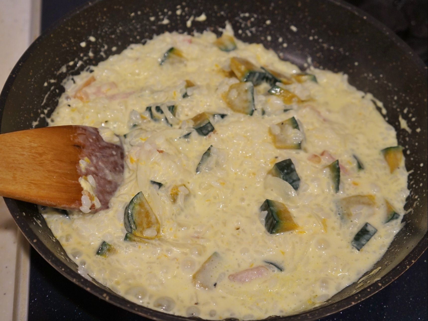 ご飯とチーズを加えて煮詰めます。