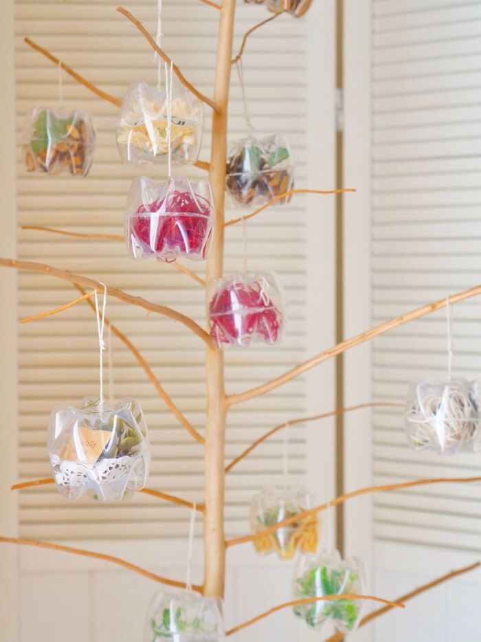 木の枝ツリーに飾ってみました