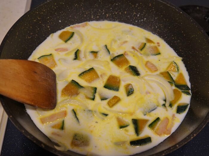 牛乳を加えてかぼちゃを煮ます。