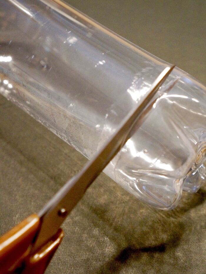 切り目の部分からはさみで1周切り取る