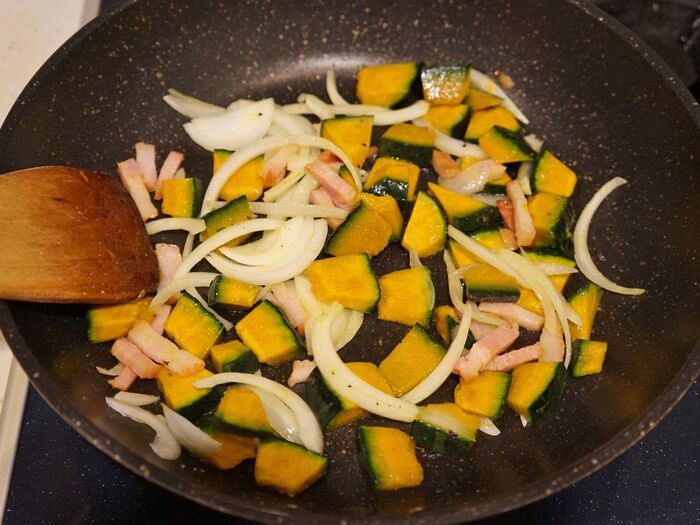 野菜を炒めます。