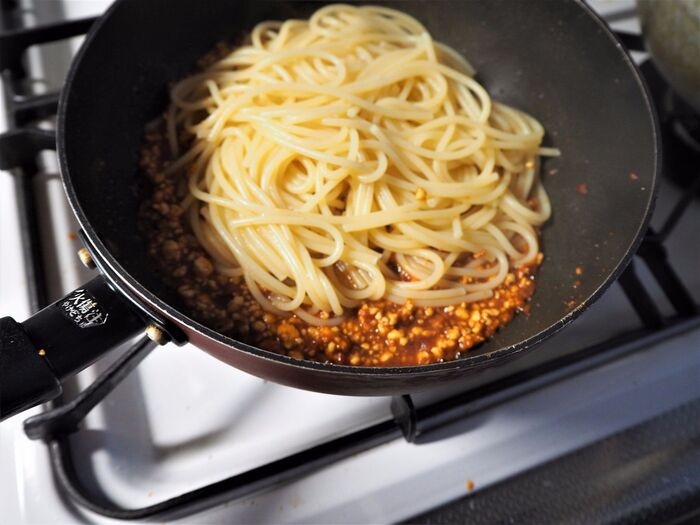 ④スパゲッティにソースを絡めます