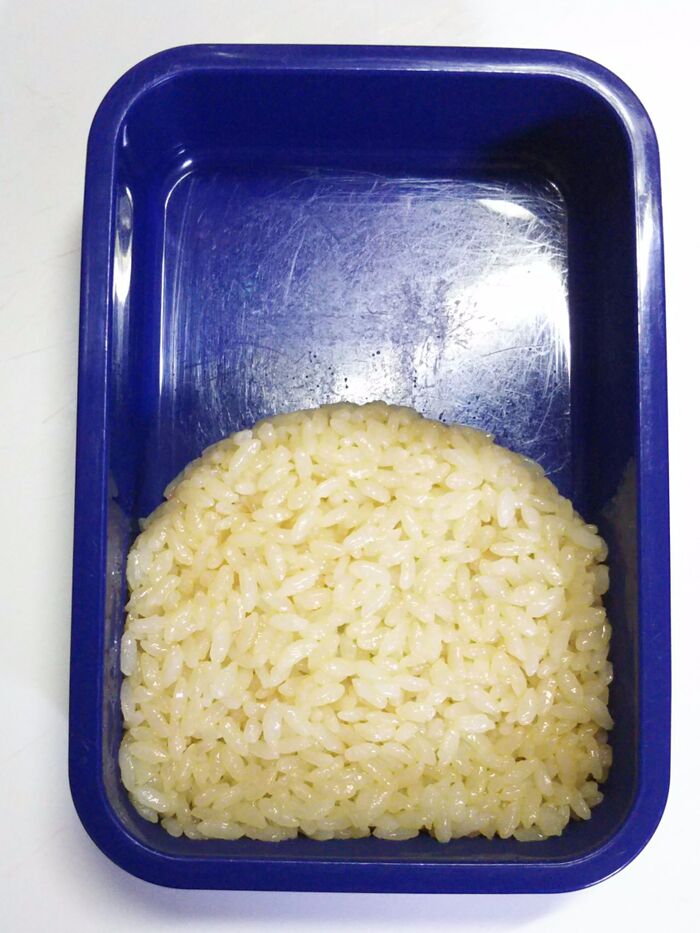 ①ご飯を詰める