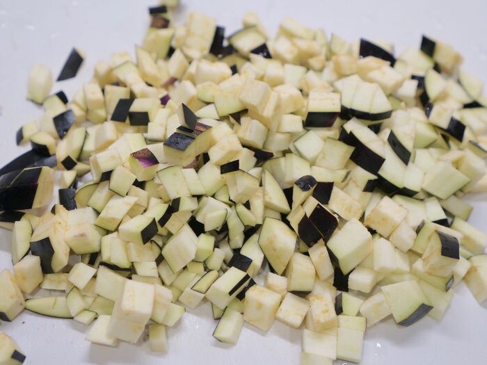 お野菜を刻みます