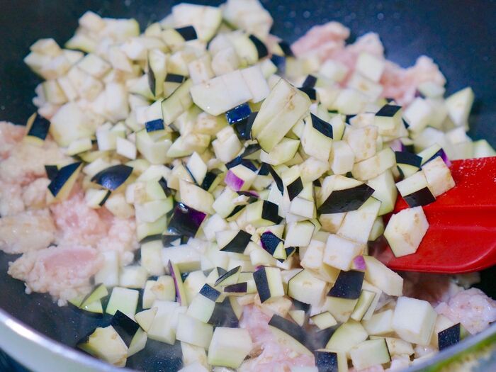 茄子を加えて炒める
