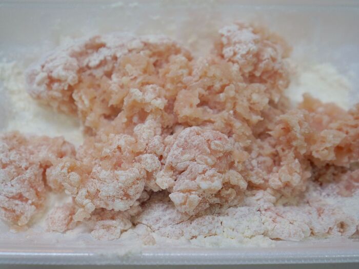 ひき肉には片栗粉をまぶします