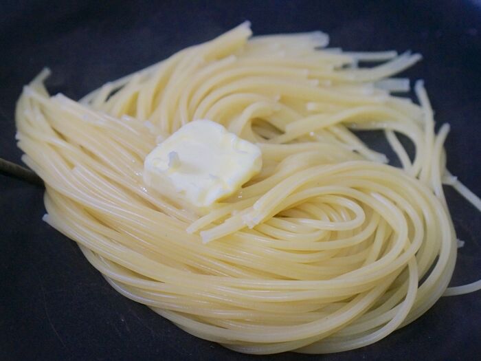 麺は茹でてバターを絡める