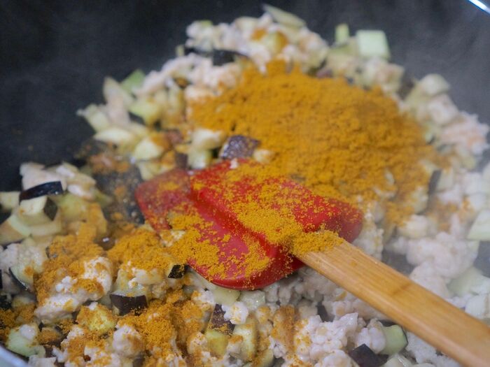 カレー粉を加える