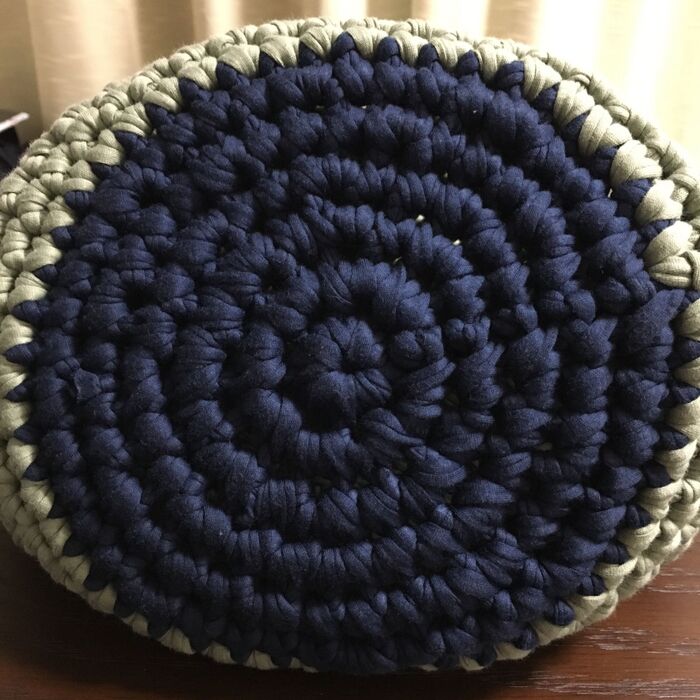 底の部分を円で編む