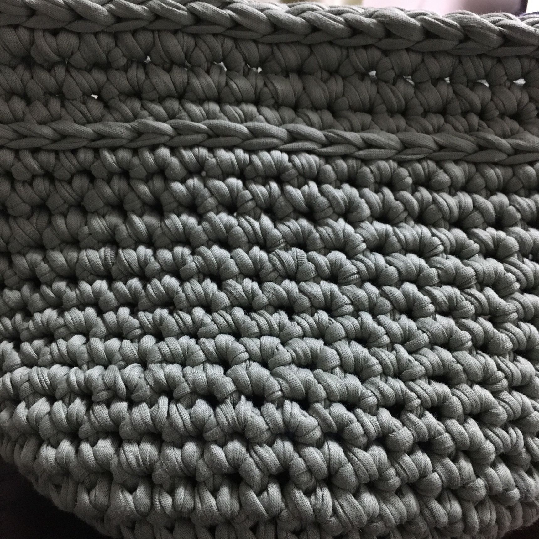 糸を本体の色に変え、編み上げる