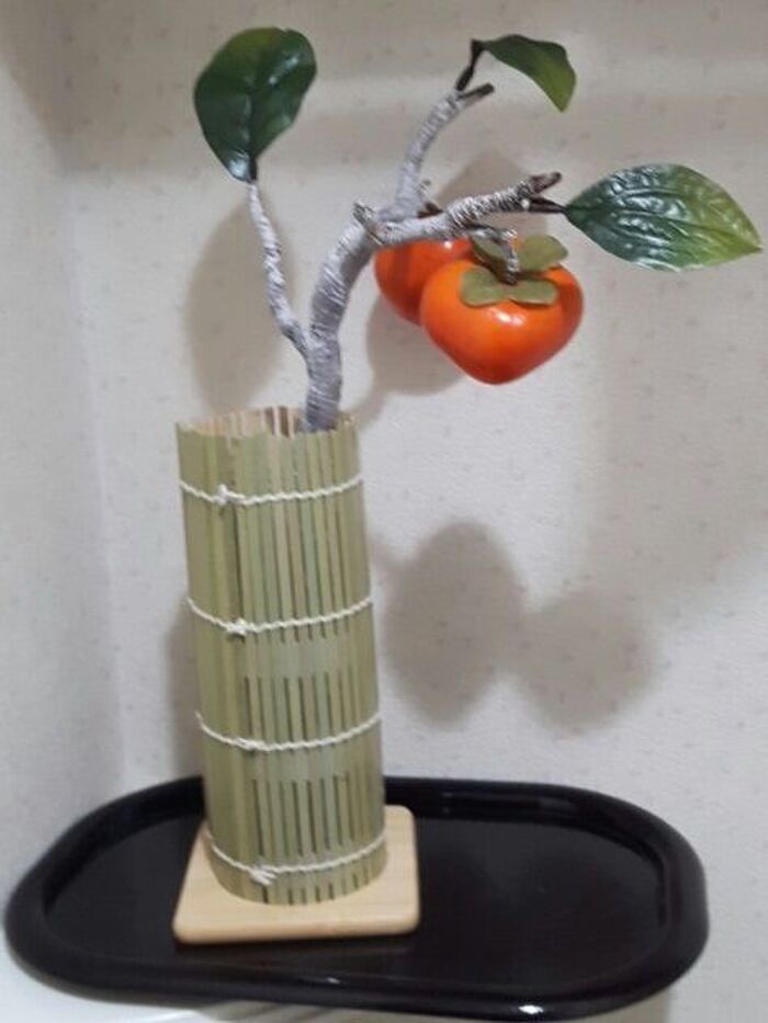 100均で見付けた かきの造花を使って 一輪ざしを作る。