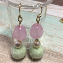 よく見かけるデザインのピアス、羊毛フェルトに置き換えました