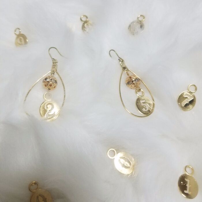 セリアのナンバーチャームでアニバーサリーピアスをDIY