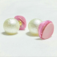 レトロなボタンに金具を貼るだけ