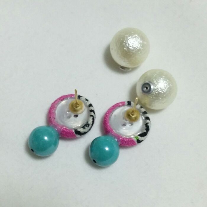 クルミボタンの裏にピアス金具を接着します