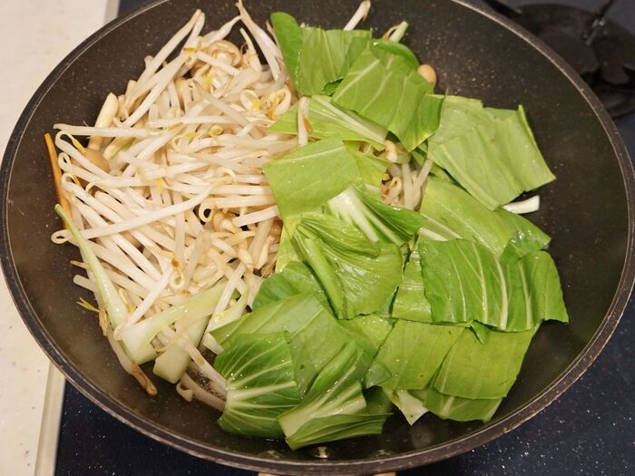 もやしを加えたら手早く炒めます。