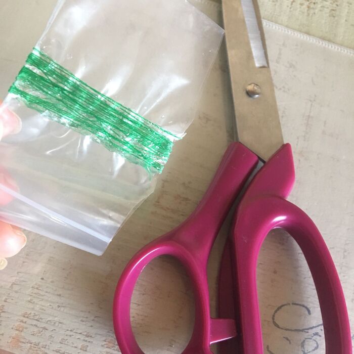 刺繍糸をビニールから剥がす