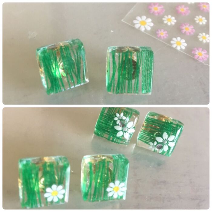 ネイルシールを貼ってレジンで固めて完成‼︎