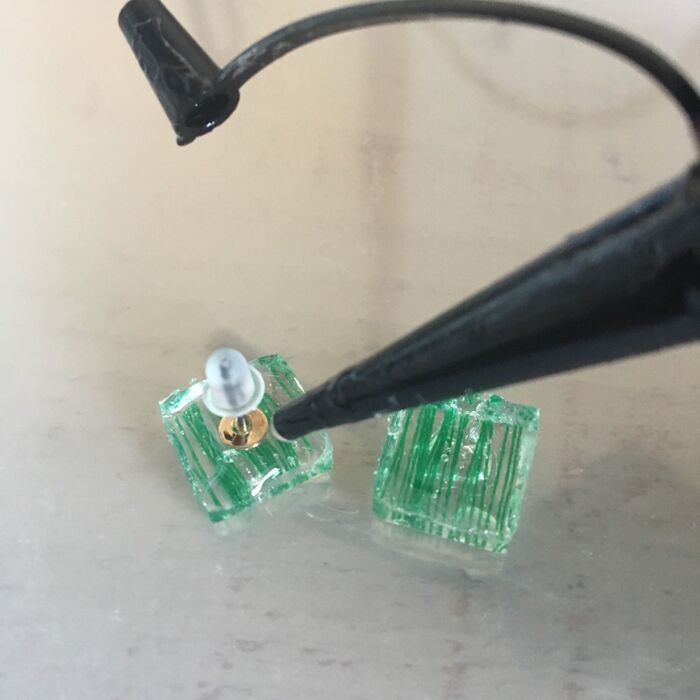 ピアス金具をレジンで固める