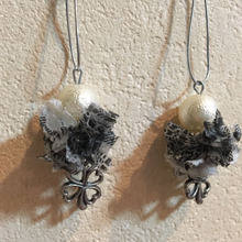 【ペーパーナプキンが材料】ペーパーフラワーをレジンでイヤリングに