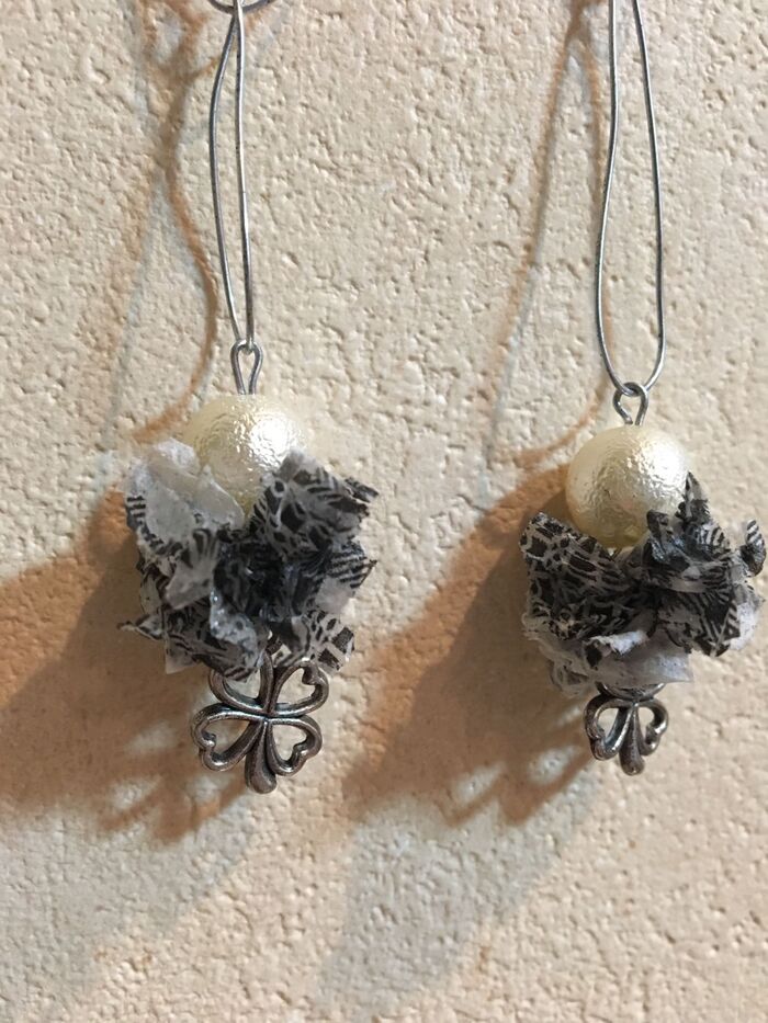 【ペーパーナプキンが材料】ペーパーフラワーをレジンでイヤリングに