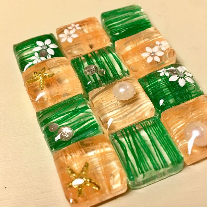 可愛くネイルシールやビーズパーツをチョイス!