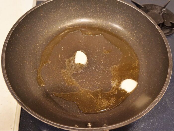 ニンニクを炒めて香りを出します。