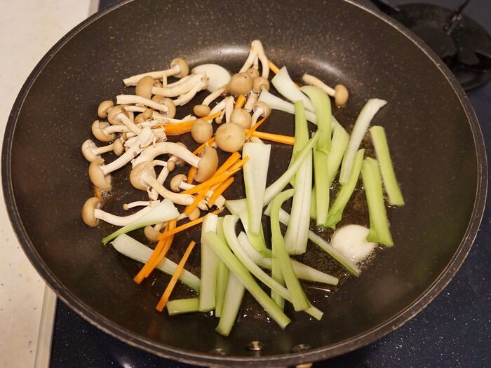 火の通りにくい野菜から炒めます。
