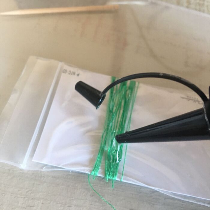 刺繍糸をレジンで固める