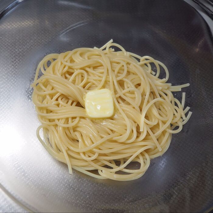 ⑤ゆで上がったスパゲッティにバターをからめる
