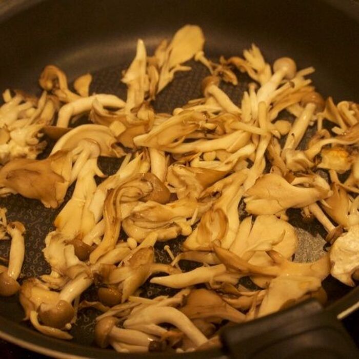 2 きのこを炒めます。