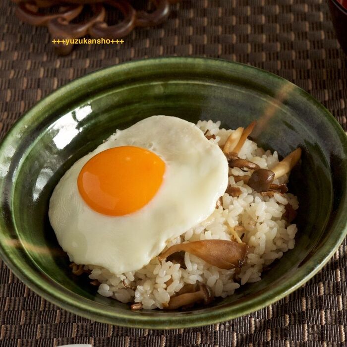 4 ご飯と混ぜ、目玉焼きをのせて完成です。