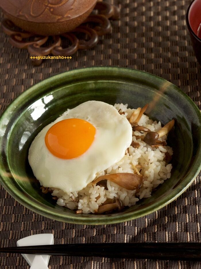 お月見ごはんに きのこ混ぜご飯 目玉焼きのせ