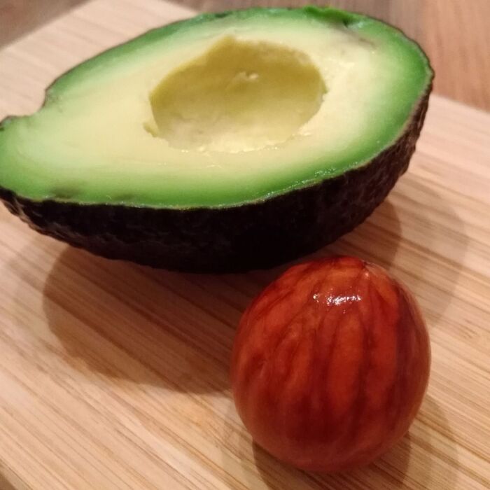 アボカドの種を取り出す