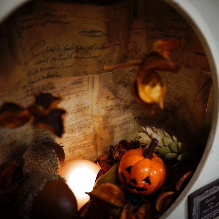 ダイソーポプリを敷き詰めて♬柿の種缶ハロウィン飾り