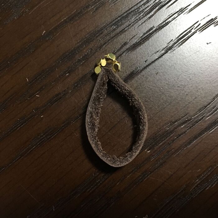 Cカンの両側にメタルビーズを通す
