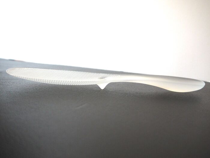 平置きしても先端が浮く突起付きで衛生的!