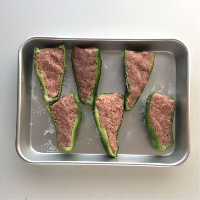 肉種を詰める。