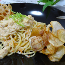 カニ缶で簡単、クリームパスタ、蓮根と里芋のチップを添えて・・・・