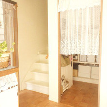 セリアのフックだけ!壁面収納で、生活感を隠しながらスッキリ