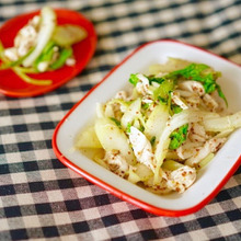 セロリを丸ごと常備菜に!「ささみとセロリの塩レモンハニーマスタードサラダ」